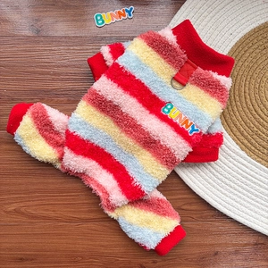 Détail d'une combinaison polaire rayée pour chien avec écusson Bunny et anneau en D en métal