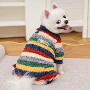 Détail d'un pull pour chien en polaire rayé avec anneau en D et broderie BUNNY