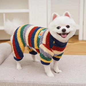 Détail de la combinaison en polaire arc-en-ciel pour animaux avec broderie Sunny