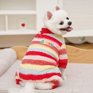 Détail d'une combinaison polaire rayée pour chien avec anneau en D et broderie