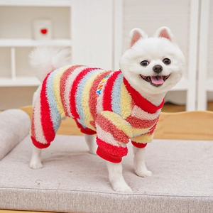 Détail de la combinaison pour chien en polaire rayée arc-en-ciel avec broderie Bunny douce