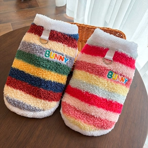 Détail de pulls en polaire rayés pour chiens avec broderie Bunny et anneaux de laisse