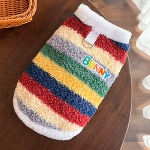 Détail de polaire pour animal à rayures arc-en-ciel avec broderie Bunny et anneau en D