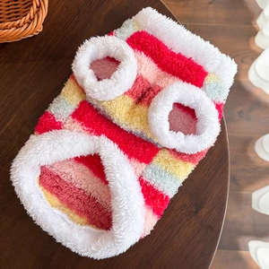 Détail du pull en peluche rayé pour animaux avec des bordures en fourrure blanche chaude