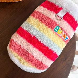 Détail d'un manteau arc-en-ciel pour animaux avec anneau en D pour la laisse