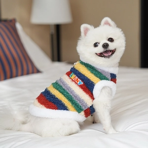 Détail du gilet rayé coloré en polaire pour chien avec broderie Bunny sur un Pomeranian