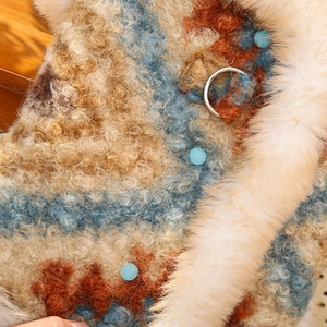 Dettaglio del gilet in pile Fair Isle per animali con trama multicolore e anello a D in metallo