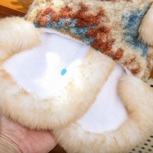 Dettaglio del cappello in maglia Fair Isle per animali con spessa fodera in pile bianco