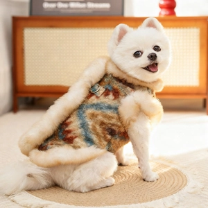 Dettaglio del gilet Fair Isle per cani con bordo in peluche e anello a D in metallo