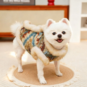 Dettaglio del gilet in pile Fair Isle per animali con bordo in peluche e anello a D