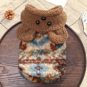 Détail du gilet Fair Isle pour animaux avec capuche ours et doublure polaire