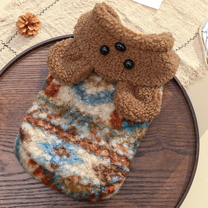 Détail d'un pull d'hiver pour animaux avec col en peluche et boutons décoratifs