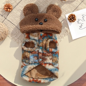 Vue détaillée du sweat à capuche pour chien avec oreilles d'ours et boutons bleus