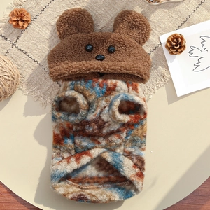 Détail du sweat à capuche pour animal avec oreilles d'ours et polaire texturée