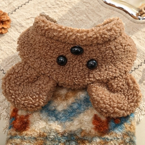 Vue détaillée du gilet en peluche pour animaux avec motifs tie-dye et oreilles d'ours