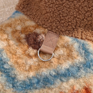 Gros plan sur polaire sherpa moelleuse et anneau en D robuste pour manteau de chien