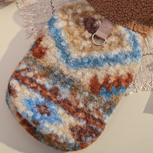 Détail du gilet pour animaux en polaire avec motif Fair Isle et anneau en D métallique