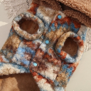 Vue détaillée de la veste pour animaux en polaire multicolore avec texture douce et boutons