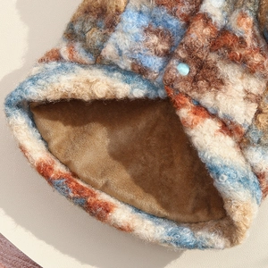 Détail du manteau Fair Isle pour chien avec laine texturée et doublure pelucheuse