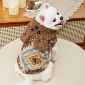 Détail du gilet en polaire pour chien avec col à oreilles d'ours et motif nordique