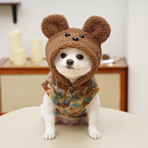 Détail d'un gilet douillet pour animaux avec capuche oreilles d'ours et peluche chaude