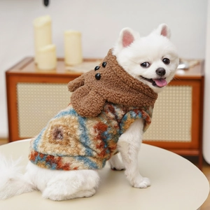 Détail du gilet chaud pour chien avec motif Fair Isle et col en fourrure marron