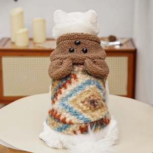 Détail du gilet chaud en polaire pour animaux style Fair Isle avec col en fourrure brune