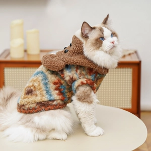 Détail du sweat à capuche pour animaux avec oreilles d'ours et motif jacquard vintage