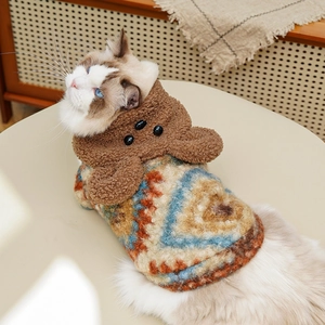Détail d'un pull Fair Isle chaud pour animaux avec capuche oreilles d'ours pour chat