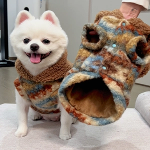 Détail du gilet chaud pour chien Fair Isle avec doublure en polaire et boutons
