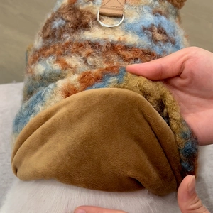 Détail du gilet Fair Isle pour animaux montrant la laine d'agneau et la doublure en velours