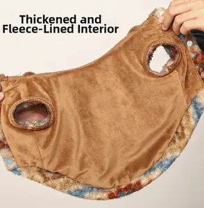 Détail de la doublure polaire épaisse du gilet pour chien montrant le tissu peluche