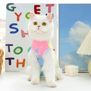 Gilet colorato tie-dye per gatti e cani piccoli in tessuto a maglia traspirante