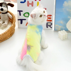 Dettaglio macro del gilet tie-dye per animali domestici con texture morbida per gatti