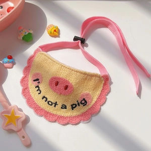 Détail du bavoir pour animaux jaune avec dentelle rose et broderie 'I'm not a pig'
