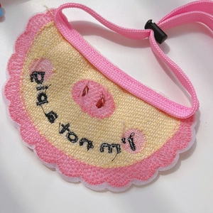 Détail de la broderie groin de cochon et texte sur le bandana rose pour animaux