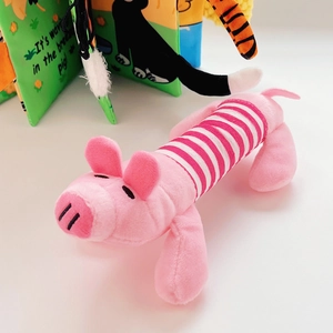Süßes rosa Plüschschwein Hundespielzeug mit roten Streifen und Stickerei zur Entspannung