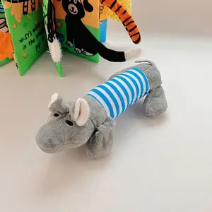 Detailansicht des Plüsch-Dackels mit Maßangaben von 12 cm Breite und 20 cm Länge