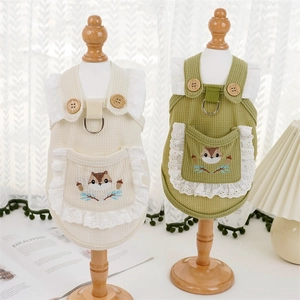 Detail von Waffel-Hundekleid mit Spitzenkanten, Stickerei und metallischem D-Ring-Haken