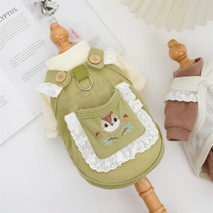 Detailaufnahme der Waffelstrick-Haustierkleid mit Eichhörnchen-Stickerei und Metall D-Ring
