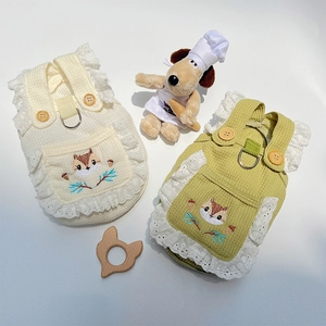 Detail der Haustierweste aus Waffelstoff mit Eichhörnchen-Stickerei und Spitze