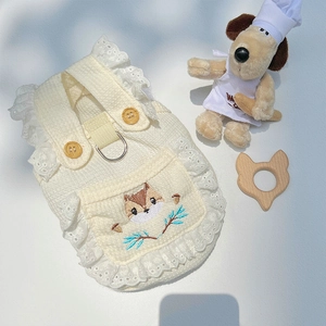Detail von Waffelstoff-Hundegeschirr mit Spitzenrand, Metall-D-Ring und Eichhörnchen-Stickerei