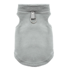 Détail du gilet pour chien en polaire grise avec anneau en D pour laisse intégré