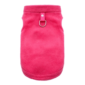 Détail de la veste polaire pour chien rose avec anneau en D et sangle de harnais cloutée