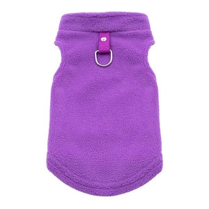 Gros plan détaillé du gilet en polaire violette avec anneau en D et coutures renforcées