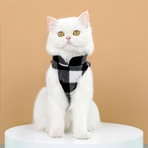Détail du gilet en flanelle à carreaux noirs et blancs pour chats et petits chiens de luxe