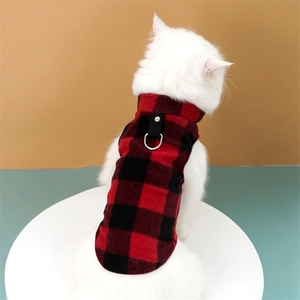 Détail du gilet en polaire à carreaux rouge et noir pour animaux avec anneau en D