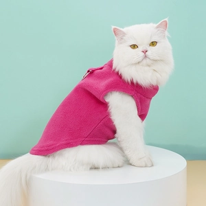 Détail du gilet en polaire rouge rose pour animal avec anneau en D pour laisse sur chat