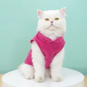 Vue détaillée du gilet en polaire rose pour animaux sur un chat blanc à poils longs