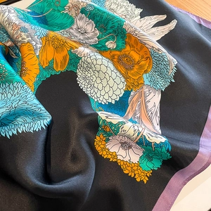 Seidenschal mit Blumendruck, Satin-Finish und lebhaften Blüten auf schwarzer Basis